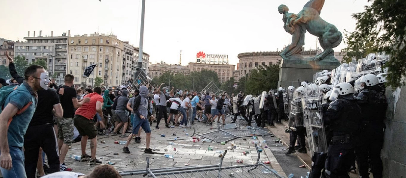 Οργή και πάθος κατά των νέων απαγορεύσεων λόγω κορωνοϊού στην Σερβία - Εκατοντάδες τραυματίες διαδηλωτές και αστυνομικοί